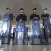 Cảnh sát Thái Lan canh gác bảo vệ trước cửa Ủy ban bầu cử Thái Lan để ngăn các cuộc biểu tình của những người ủng hộ cựu Thủ tướng Thaksin. (Ảnh: Reuters)