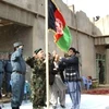 Quan chức và đại diện quân đội Afghanistan ở tỉnh Helmand kéo cờ tiếp quản thị trấn Marjah. (Ảnh: AP)