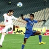 Thua Iran (trái), đội tuyển Thái Lan (phải) không thể góp mặt tại vòng chung kết Asian Cup 2011. (Ảnh: thaifootball.com)
