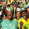 Người dân Nam Phi đang hân hoan chuẩn bị chào đón du khách quốc tế đến tham quan và cổ động cho World Cup 2010. (Ảnh minh họa, nguồn Internet)