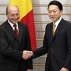Thủ tướng Nhật Bản Yukio Hatoyama (phải) đón Tổng thống Romania Traian Basescu (trái). (Ảnh: Getty Images)