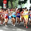 Các vận động viên nữ thi chạy 5km quanh hồ Hoàn Kiếm. (Ảnh: Ngọc Trường/TTXVN) 
