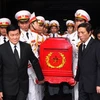 Lãnh đạo Đảng, Nhà nước đưa linh cữu ông Trần Đình Hoan về nơi an nghỉ cuối cùng. (Ảnh: Nguyễn Dân /TTXVN)