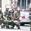 Nhân viên Bộ Tình trạng khẩn cấp Nga đưa thi thể nạn nhân vụ khủng bố ra khỏi hiện trường nhà ga Lubyanka. (Ảnh: AP)
