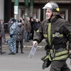 Lính cứu hỏa và nhân viên Bộ Tình trạng khẩn cấp Nga triển khai bảo vệ hiện trường vụ nổ tại nhà ga tàu điện ngầm Lubyanka. (Ảnh: Reuters)