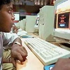 Một học sinh Ấn Độ đang sử dụng máy tính cá nhân (PC) truy cập Internet. (Ảnh minh họa/nguồn: AFP)