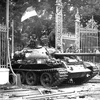 11 giờ ngày 30/4/1975, xe tăng quân giải phóng tiến vào dinh Độc Lập, giải phóng hoàn toàn Việt Nam, thống nhất đất nước. (Ảnh: Trần Mai Hưởng/TTXVN) 