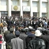 Người biểu tình của phe đối lập tụ tập trước trụ sở chính quyền tỉnh Talas. (Ảnh: AP) 