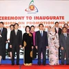 Thủ tướng Nguyễn Tấn Dũng chụp ảnh chung với các thành viên ủy ban trong buổi ra mắt. (Ảnh: Nhan Sáng/TTXVN) 