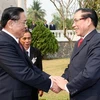 Tổng bí thư, Chủ tịch nước Lào Choummaly Sayasone đón Tổng Bí thư Nông Đức Mạnh. (Ảnh: Đinh Xuân Tuân/TTXVN) 