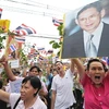 Những người biểu tình ủng hộ chính phủ giơ ảnh nhà vua Thái Lan tại trung tâm thủ đô Bangkok. (Ảnh: Getty Images)