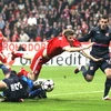 Lyon (áo đen) cần “tinh thần Bernabeu” để vượt qua Bayern. (Ảnh: Getty Images)