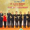 Trưởng đoàn các nước ASEAN bắt tay nhau tại lễ khai mạc Hội nghị cấp cao ASEAN 16. (Ảnh: Đức Tám/TTXVN) 
