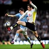 G.Bale (Tottenham- áo trắng) tranh bóng với Johnson (Manchester City - áo xanh). (Ảnh: Getty Images) 