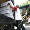 Bốc dỡ, vận chuyển máy kiểm phiếu tại một điểm bầu cử ở Philippines. (Ảnh: Reuters)