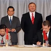 Chủ tịch nước Nguyễn Minh Triết và Phó Thủ tướng Belarus, Andrey Kobyakov chứng kiến lễ ký các Hợp đồng kinh tế giữa doanh nghiệp hai nước. (Ảnh: Nguyễn Khang/TTXVN) 