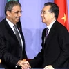 Thủ tướng Trung Quốc Ôn Gia Bảo bắt tay Tổng Thư ký Liên đoàn Arập Amr Moussa tại Hội nghị Bộ trưởng Diễn đàn hợp tác Trung Quốc-Arập lần thứ 4. (Ảnh: Reuters )