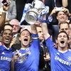 Các cầu thủ Chelsea vui mừng với chiếc cúp FA thứ 6 trong lịch sử. (Ảnh: AP)