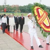 Đoàn lãnh đạo Đảng, Nhà nước, Quốc hội, Chính phủ và Trung ương Mặt trận Tổ quốc Việt Nam vào Lăng viếng Chủ tịch Hồ Chí Minh. (Ảnh: Thống Nhất/TTXVN)