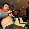 Một thanh niên Trung Quốc khoe vết mổ, dấu tích của lần bán nội tạng. (Nguồn:Internet)