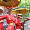 Lễ tế thánh và rước cờ của dân làng Phù Đổng tại Hội Gióng. (Ảnh: Anh Tuấn/TTXVN)