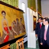 Chủ tịch nước Nguyễn Minh Triết xem triển lãm tranh Hồ Việt. (Ảnh: Hoàng Hải/TTXVN)