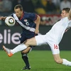 Trung vệ James Milner (phải) đội tuyển Anh tranh bóng với hậu vệ Steve Cherundolo, đội tuyển Mỹ. (Nguồn: AFP/TTXVN)