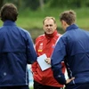 Huấn luyện viên Vladimir Weiss (áo đỏ) muốn các cầu thủ của mình giành chọn 3 điểm khi gặp New Zealand. (Nguồn: Getty Images)