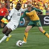Dù được chơi hơn người trong phần lớn thời gian của trận đấu, nhưng Ghana (trái) vẫn không thể đánh bại Australia (phải). (Nguồn: Getty Images)