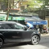Thanh tra giao thông Hải Phòng bị xe ô tô tông hất lên nắp capô xe Audi. (Nguồn: báo Dân trí)