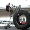 Wouter với chiếc xe đạp khổng lồ nặng 450kg. (Nguồn: Daily Mail)