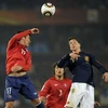 Tiền đạo Fernando Torres (phải, tuyển Tây Ban Nha) tranh bóng với hậu vệ Gary Medel (trái, tuyển Chile). (Nguồn: Getty Images)