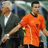 Robin van Persie (phải) tỏ ra không hài lòng trước quyết định rút anh ra sân trong trận đấu với Slovakia của huấn luyện viên Marwijk (trái). (Nguồn: Getty Images)