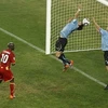 Pha cản bóng bằng tay của Luis Suarez. (Nguồn: Reuters)