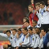 Các cầu thủ Đức vui mừng với tấm huy chương đồng World Cup 2010. (Nguồn: AFP/TTXVN)