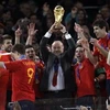 Huấn luyện viên Del Bosque (cầm cúp) cùng các học trò vui mừng sau chiến thắng lịch sử trước Hà Lan. (Nguồn: AP)