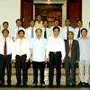 Thủ tướng Nguyễn Tấn Dũng và ông Nguyễn Văn Chi chụp ảnh chung với Ban chấp hành Đảng bộ tỉnh Thừa Thiên-Huế. (Ảnh: Thống Nhất/TTXVN)