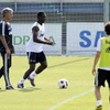 Huấn luyện viên Mourinho và Mahamadou Diarra. (Nguồn: Reuters)