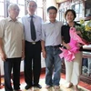 Phó Thủ tướng Nguyễn Thiện Nhân và gia đình giáo sư Ngô Bảo Châu. (Nguồn: Chinhphu.vn)