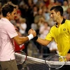 Novak Djokovic (phải) bắt tay Roger Federer trong trận bán kết đầu tiên của Rogers Cup 2010. (Nguồn: Getty Images)