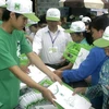 Phát túi đựng không có nilon cho người dân trong Chương trình “Hà Nội- Ngày Chủ Nhật không túi nilon.” (Ảnh: Hoàng Lâm/TTXVN)