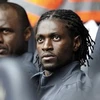 Adebayor (phải) ngồi trên ghế dự bị trong trận Manchester City- Tottenham. (Nguồn: Reuters)