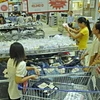 Các hoạt động mua sắm tại siêu thị METRO Biên Hòa. (Ảnh: Thế Anh/TTXVN)