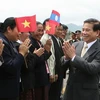 Nhân dân tỉnh Louang Namtha nồng nhiệt chào đón Chủ tịch nước Nguyễn Minh Triết. (Ảnh: Nguyễn Khang/TTXVN)