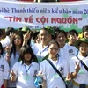 Thanh thiếu niên kiều bào và tuổi trẻ Thành phố Hồ Chí Minh tham gia trại hè “Tìm về cội nguồn - 2010.” (Ảnh: Thanh Vũ/TTXVN)