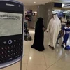 Điện thoại BlackBerry được bày bán trong các trung tâm thương mại tại Dubai. (Nguồn: Reuters) 