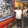 Lãnh đạo tỉnh Phú Thọ và TTXVN cùng các đại biểu xem triển lãm. (Ảnh: Hồng Kỳ/TTXVN) 