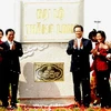 Thủ tướng Nguyễn Tấn Dũng và các đại biểu tại lễ gắn biển Đại lộ Thăng Long. (Ảnh: Đức Tám/TTXVN). 