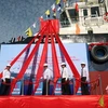 Gắn biển công trình chào mừng Đại lễ kỷ niệm 1.000 năm Thăng Long-Hà Nội cho hai tàu dịch vụ dầu khí. (Nguồn: ptsc.com.vn)