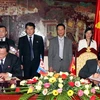 Thứ trưởng Bộ Ngoại giao Hồ Xuân Sơn và Đại sứ Triều Tiên Ma Chol Su ký nghị định thư. (Ảnh : Nguyễn Dân/TTXVN)